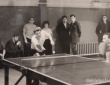 Genādijs Kartuzovs spēlē galda tenisu